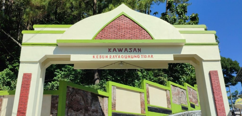 GAPURA SELAMAT DATANG KEBUN RAYA GUNUNG TIDAR-RESIZED